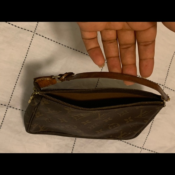 Louis Vuitton - Picture 3 of 4